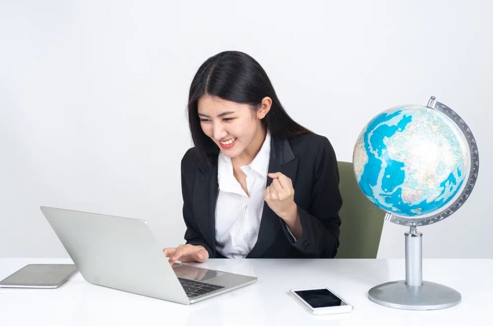 lifestyle-beautiful-asian-business-young-woman-using-laptop-computer-smart-phone-office-desk